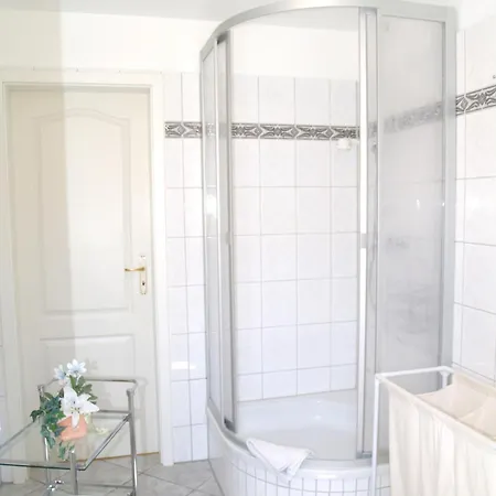 Birkmaase 12 - Kapitaenshaus Jacqueline 4-sterne Komfort Im Eg Links Appartement Zingst